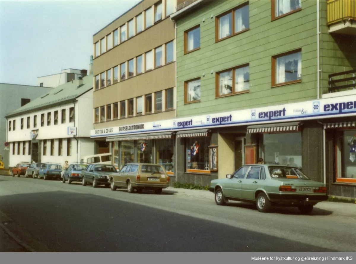 Honningsvåg. Storgata med butikker. Sommeren 1985.
