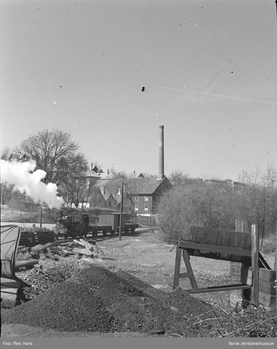 Smalsporet damplokomotiv type V nr. 1 HUGIN eller nr. 2 MUNIN med godsvogner i Stavanger