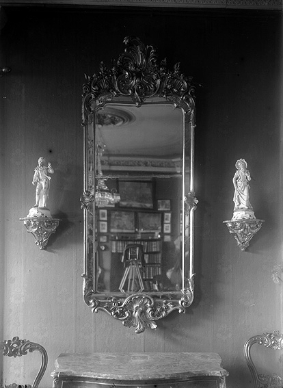 Möbler och övriga inredningsartiklar från olika stilar och epoker. Bilden tagen 1916.