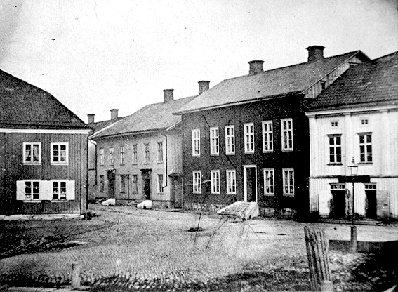 Bilden tagen 1863 från västra brons fäste in mot Kungsgatan. Gårdarnas ägare från höger är Wadström, Hultman och Clarholm.