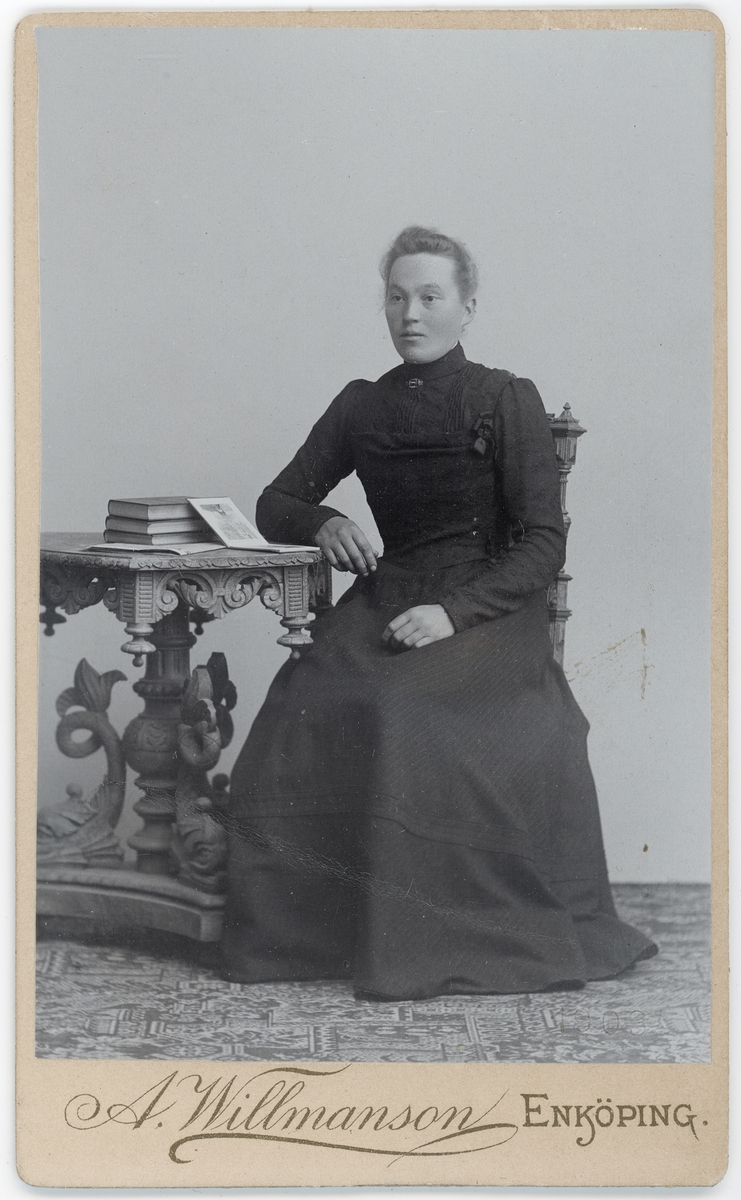 Kabinettsfotografi - kvinna, Enköping 1903