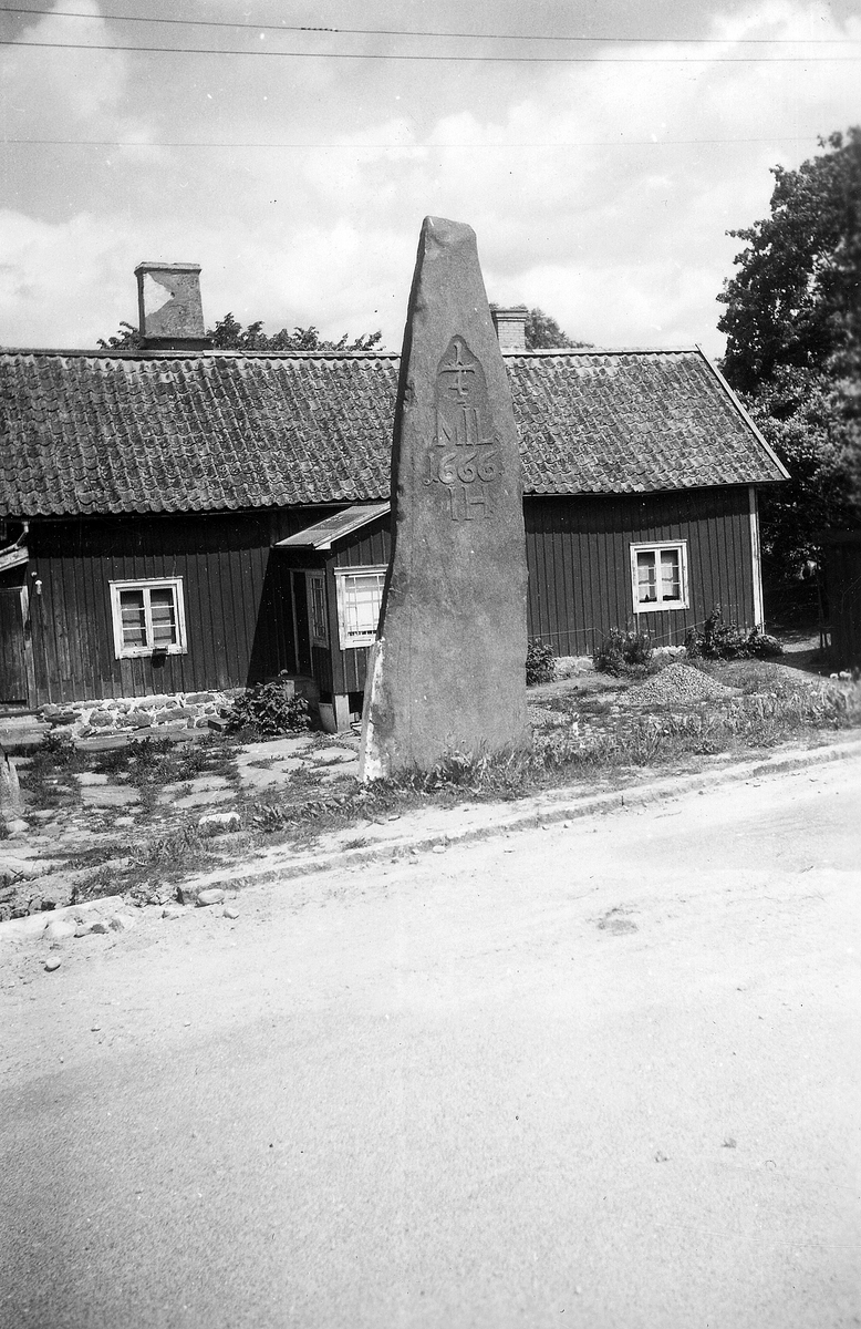 Lindome sn, Anderstorp. Lindome församling. Milsten 1666. Den ca 5 meter höga milstenen vid Anderstorp hittades i samband med vägens ombygnad 1955 i en ladugårdsgrund och återupprestes på sin gamla plats. Hallands högsta milsten, 5 met.