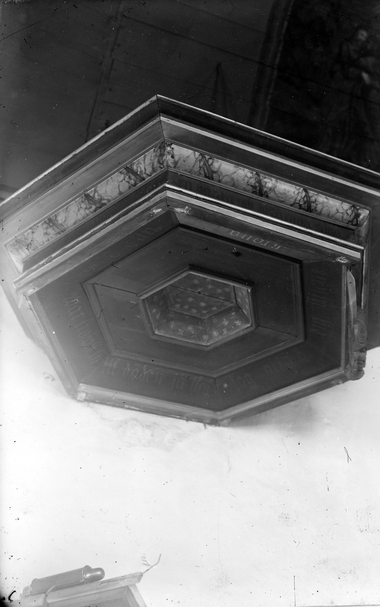 Landa sn. Landa kyrka.
Foto 1 Predikstol och baldakin före behandling, 1949.
Foto 2 Del av predikstol och uppgångsbarriär.
Foto 3 Baldakin.