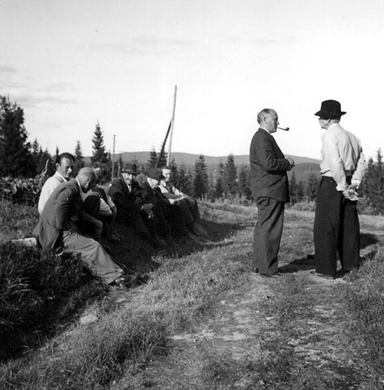 Från vänster:
Sigurd Bograng, Anton Andersson, Arne Jonsson, Olof Henriksson, Oskar Andersson f. 1882 i Mackaretjärn, Hagbard Jonsson, Julius Mägiste professor, August Eriksson f. 1885 i Gräsfall, Nyskoga