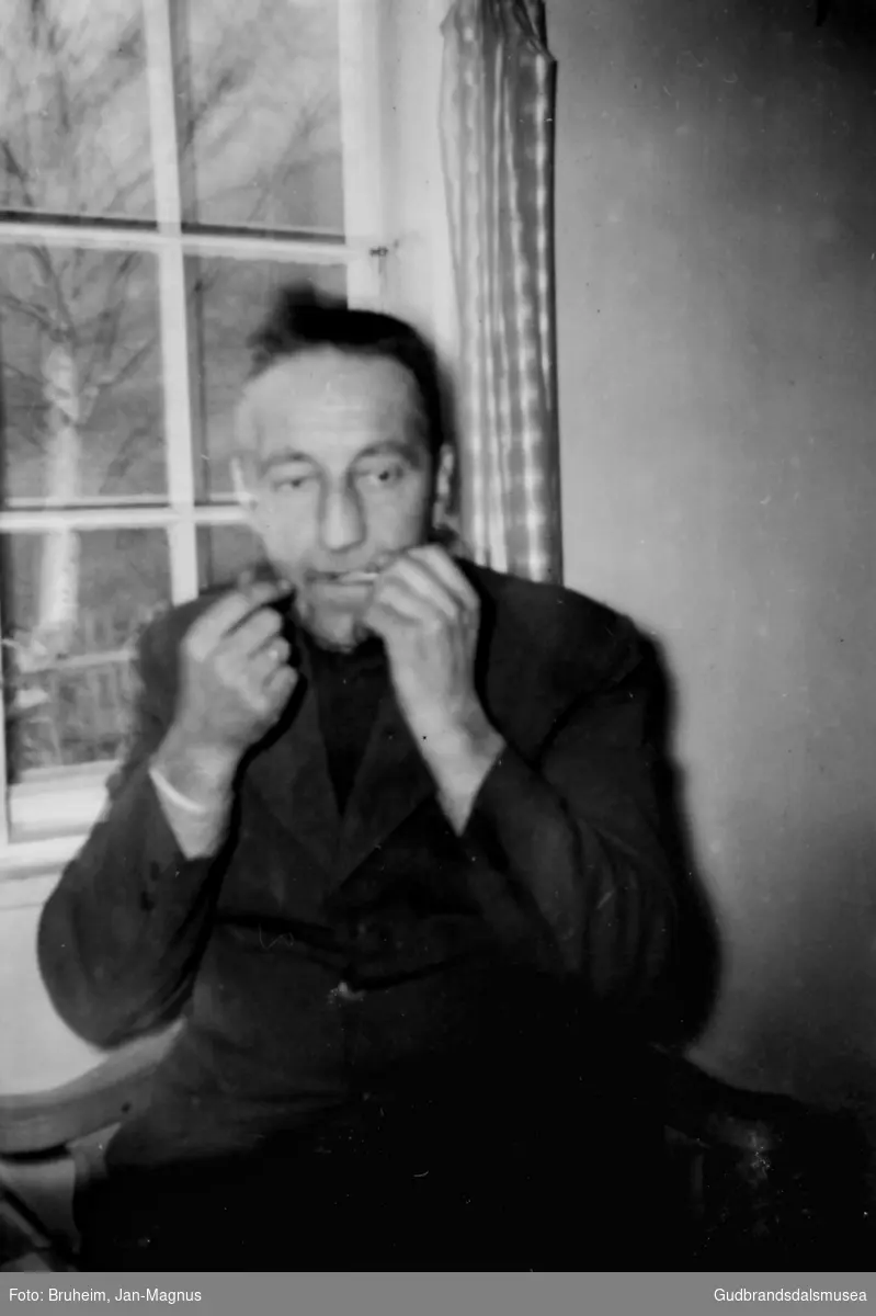 Alfred Bismo (f. 1918) spelar munnharpe