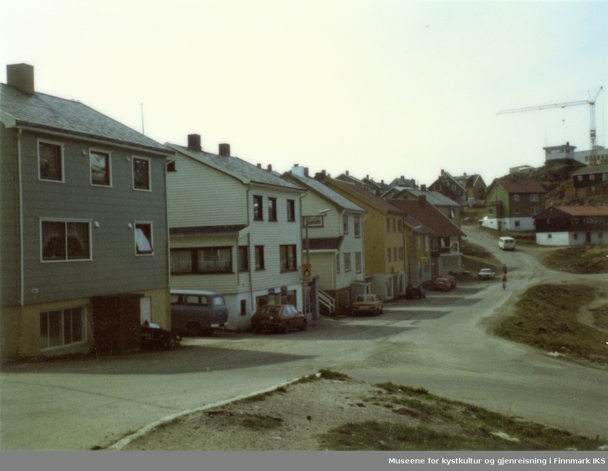 Honningsvåg. Bebyggelse i Vågen. Sommeren 1985.