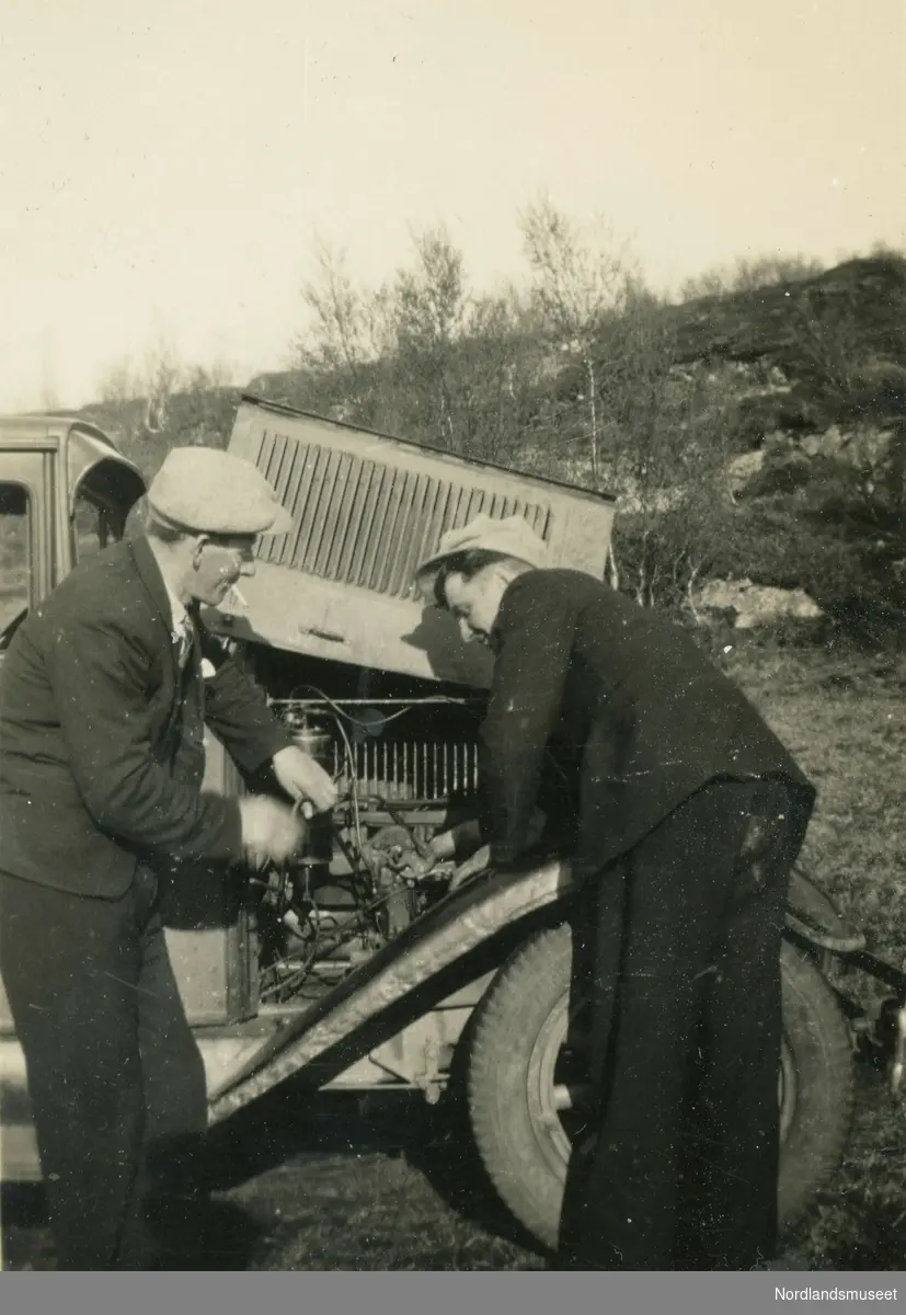 To menn som reparerer en bil. Fra venstre Hans Kristian Angell Willumsen (f. 1908) fra Hustoft i Leiranger og Sigurd Henry Pedersen Sommernes (f. 1913) fra Sommernes i Leiranger