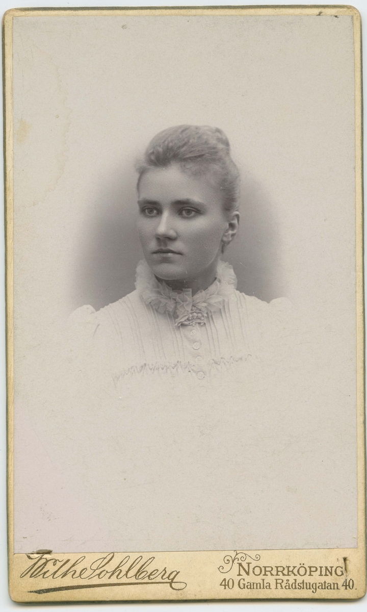 Porträtt på Fru Tyra Claeson född Andersson år 1870. Gift med fabrikör Ernst Claesson, Uddebo i Tranemo kommun.