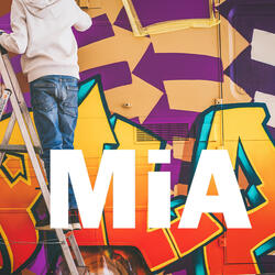 Foto av fargerik grafittivegg med teksten MiA lagt oppå.