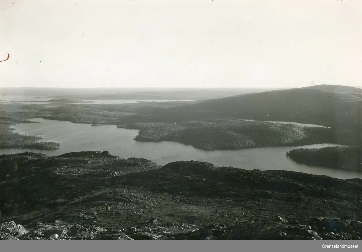 Utsikt fra Kaskamotunturi over Kaskamojarvi og Høyhenjarvi.