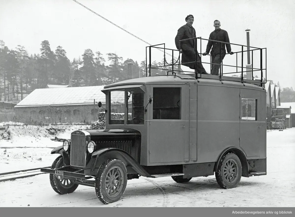 To menn på toppen av en spesiallaget Volvo RV 60 arbeidsbil - servicebil. Ingen øvrige oppl. Udatert. Arbeidermagasinet/Magasinet for Alle
