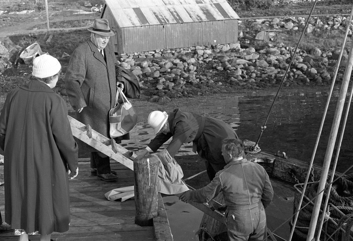 Serie bilder fra ordinering av Ingrid Bjerkås som første kvinnelige prest i den norske kirke, 13. mars 1961 (Heiberg).
Serie reportasjebilder fra hennes virke i Berg og Torsken i Senja, oktober 1961 (Nymark).
