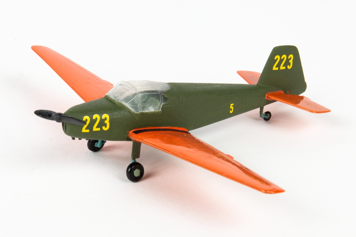 Flygplansmodell skala 1:72 föreställande Sk 25, Bücker Bü 181B-1 Bestmann.
Märkt med siffran 5 på bakkroppen och 223 fram och på fenan bak.