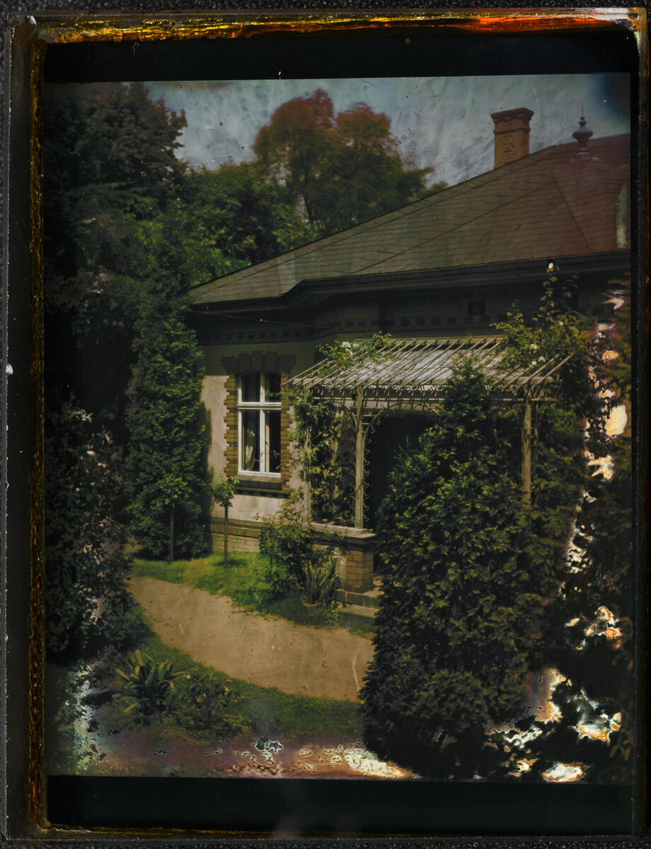 Bildet er tatt av Richard Gustav Neuhauss (1855-1915). Motivet er "Hage i Grosslichterfelde. Bootstr.17".