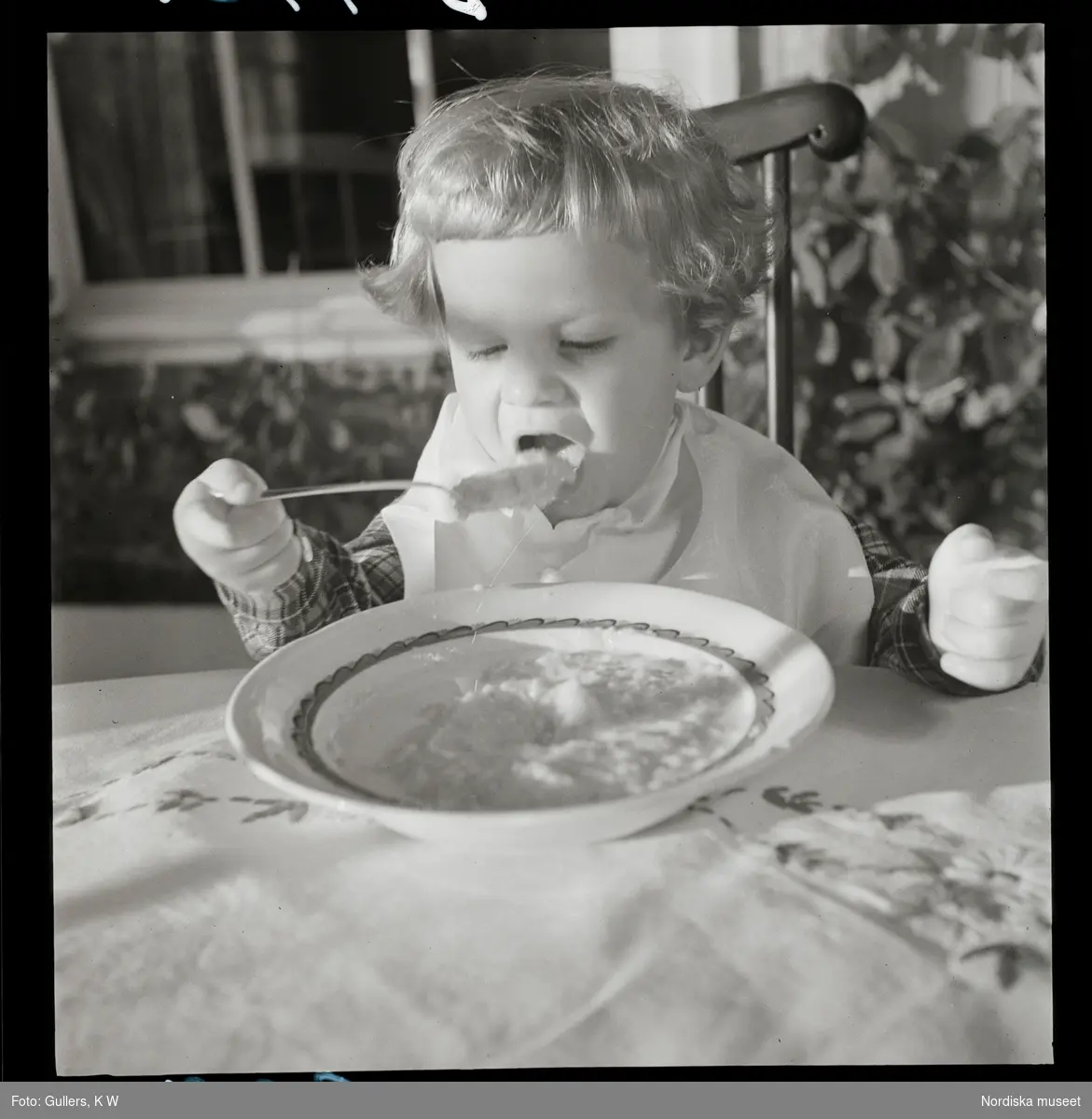 564 Vårgårda Havregryn. Ett barn äter gröt.