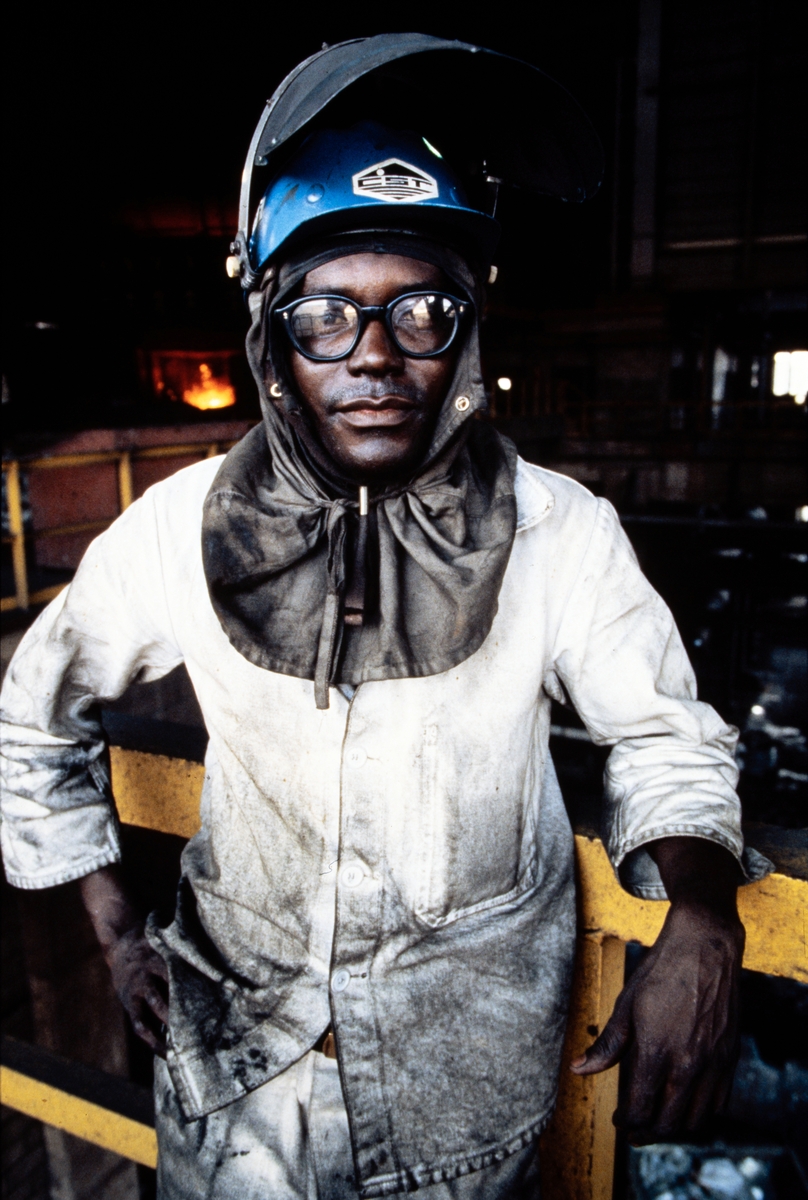 Portrett av oljearbeider med verneutstyr