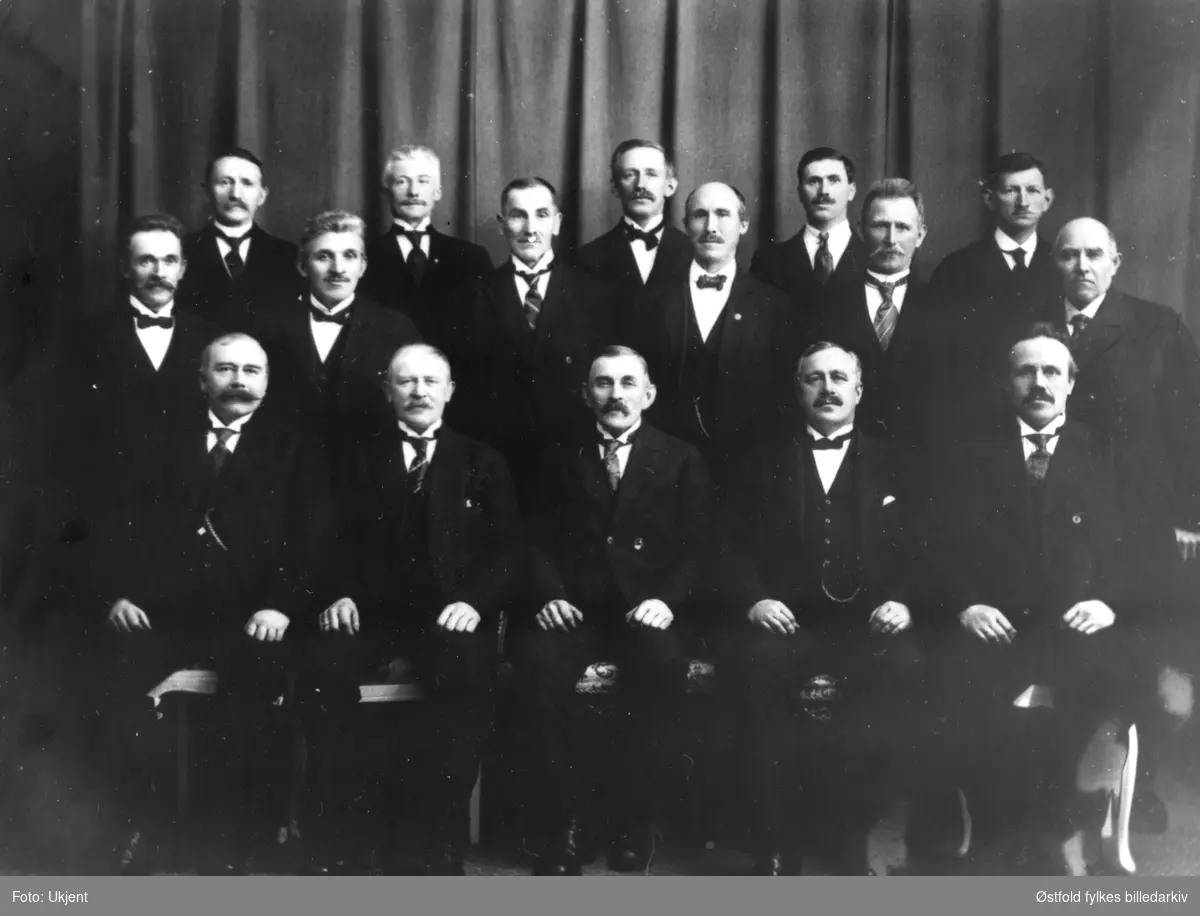Medlemmer av Varteig herredstyre fra 1923 til 1925. Ordfører er Julius Lindemark. Liste med medlemmenes fødsels- og dødsår i dok.reg. Navneliste med plassering, se fotokort.