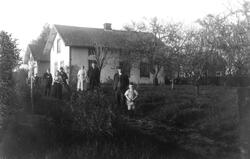 Gården Slitu i Eidsberg,  etter 1905. Ingen av personene er 
