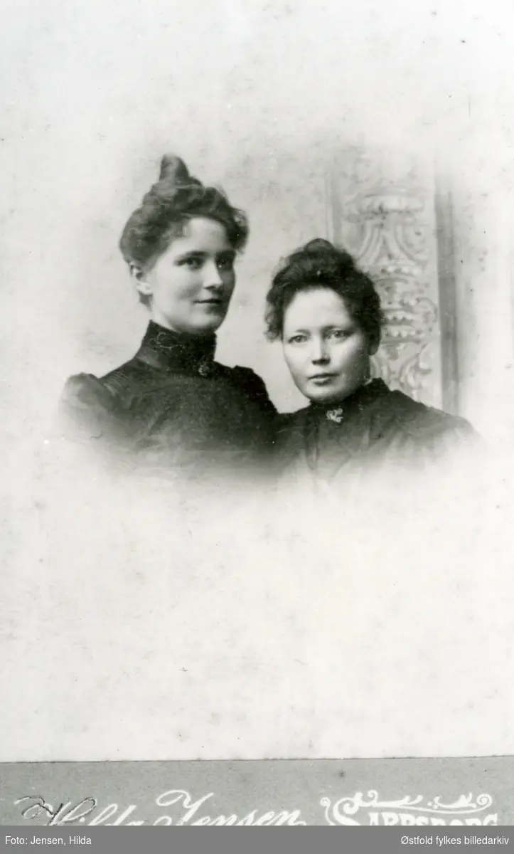 Venninner hos fotografen ca. 1900. Til venstre: Anna Klemsdal, gift med Julius Hasle, eide gården Bergby i Varteig, 51/6,8. Til høyre Karoline Jensen Hellsaa.