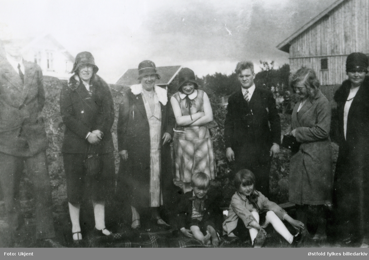 På gården Klemsdal i 1930. Fra venstre: Johannes Klemsdal, Selma Kristiansen, Anna Klemsdal, Randi Klemsdal, Asmund Klemsdal, Sigrid Klemsdal, Nanna Klemsdal. To barn foran: Reidar og Berit Kilde.