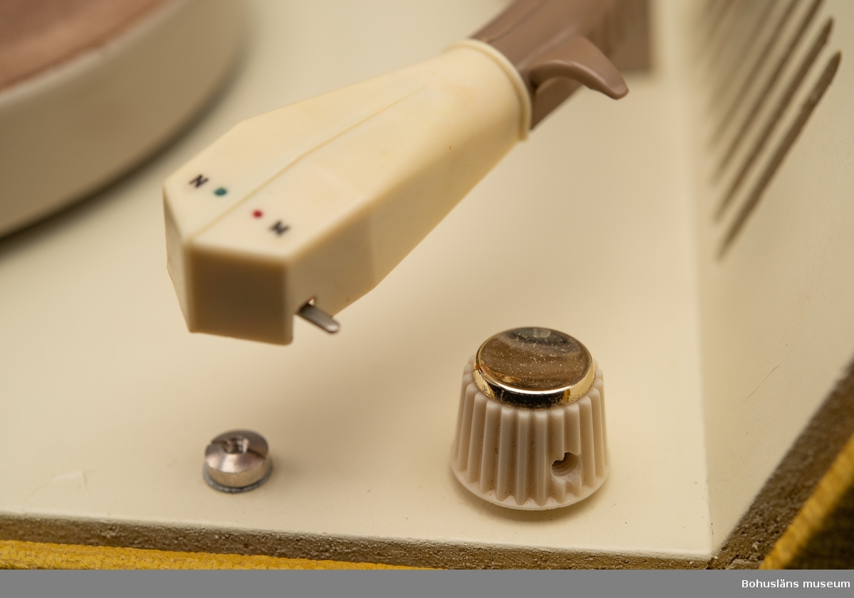 Rektangulär, bärbar och batteridriven grammofon med verk och högtalare. För LP- och EP-skivor men även "stenkakor". Hastigheten är reglerbar. Försedd med löstagbart lock, även ljudarm och skivtallrik samt på långsidan ett bärhandtag. 
Till grammofonen hör fyra 1,5 volt Tudor-batterier, dock ej de ursprungliga.

Bror Jakobsson (1918-1996) var anställd på Uddevallavarvet. Han var en välkänd person i Uddevalla som outtröttligt arbetade ideellt med lottförsäljning för olika föreningar och organisationer ända fram till året innan han dog.