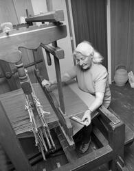 Gunnhild Vestad (1906-1994) fra Trysil, fotografert ved vevs