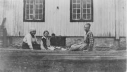 Barn og ungdom foran bygningen på Søre Kopseng, 1917. Huset 