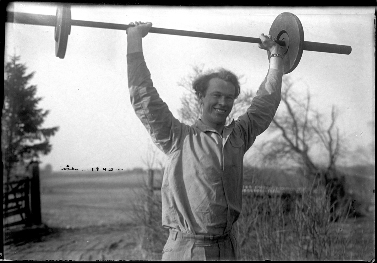 Man lyfter skivstång - Västergötlands museum / DigitaltMuseum