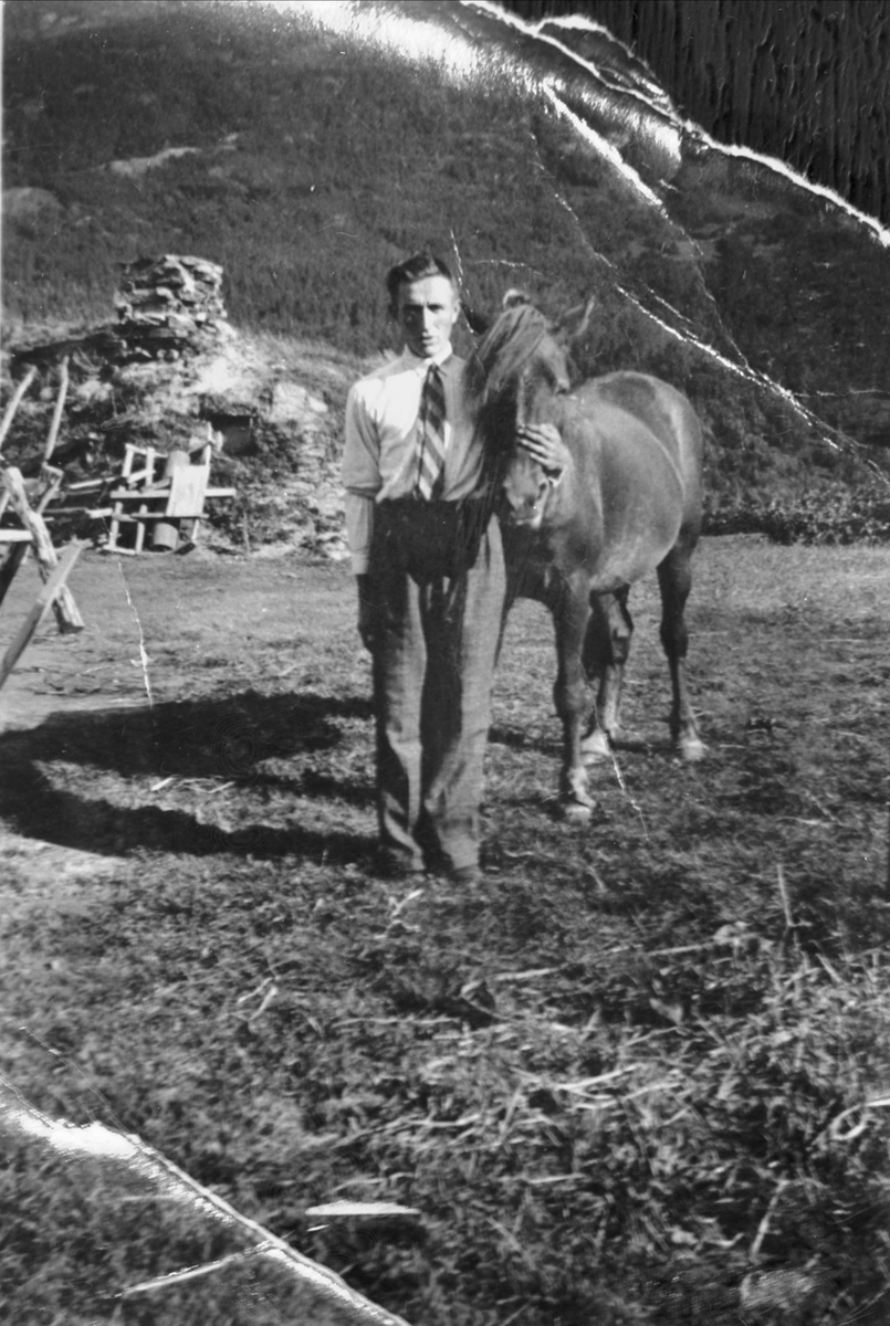 Edmund Nilsen med hest.