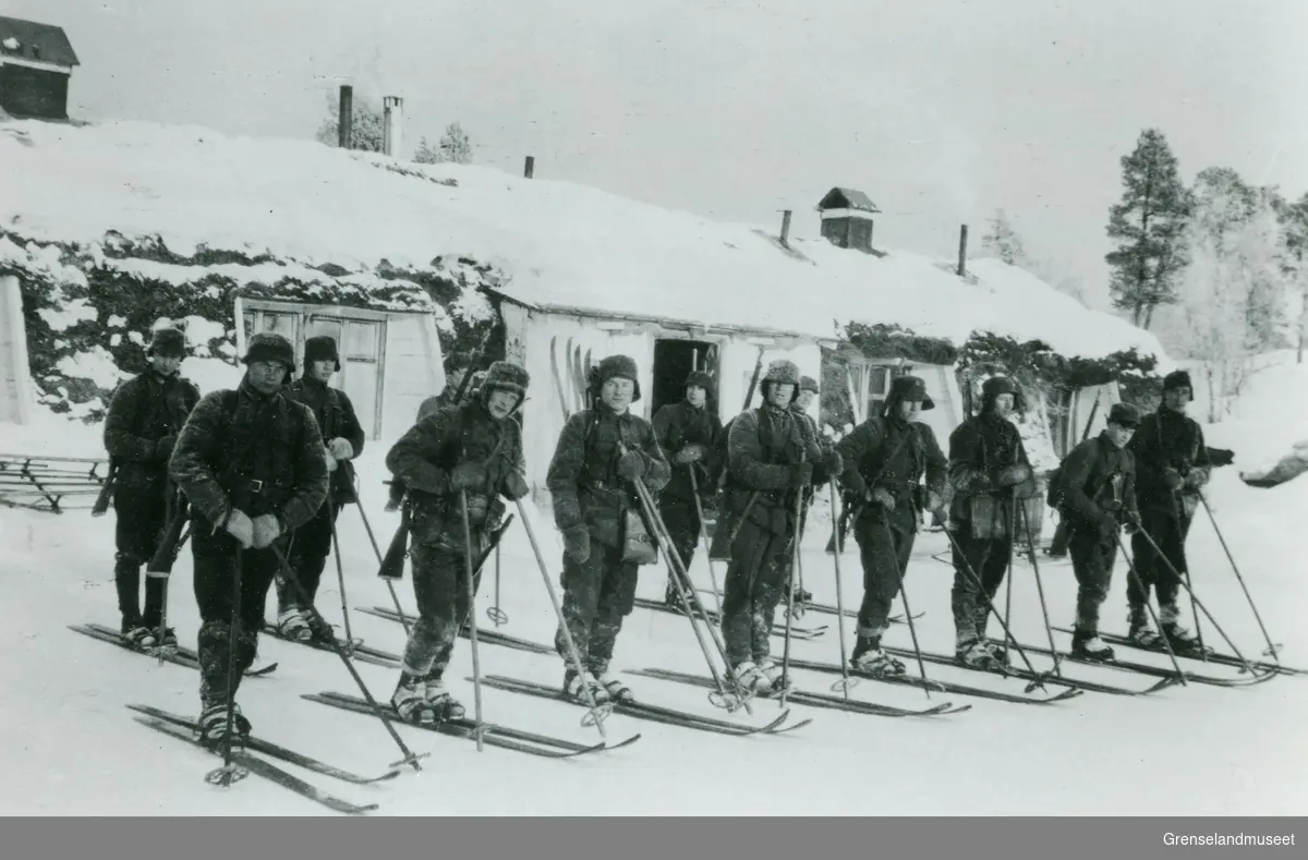 Skiutmarsj av det 25. kull på Svanvik i Pasvik under løytnant Bell Evjen. 