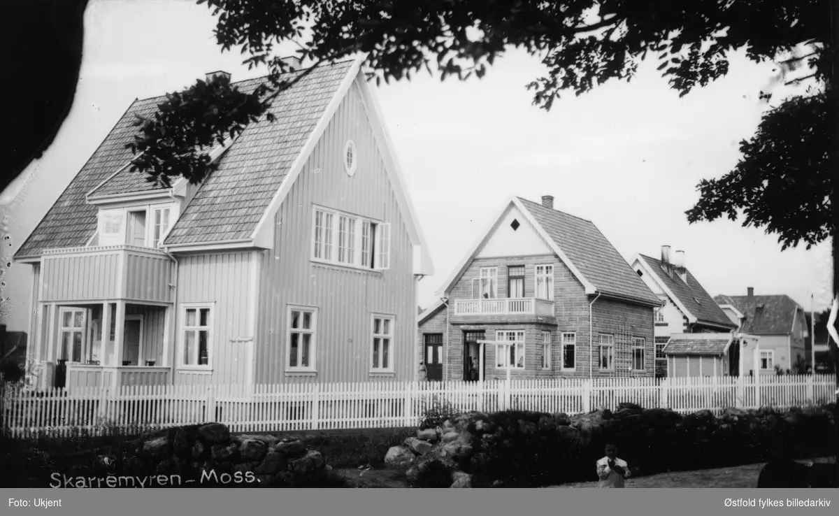 Øvre gate, Skarmyra i Moss,  etter 1914. Huset til venstre er tidligere  kjøpmann Edv. Brækkes hus bygd i 1914. Postkort med tittel: .