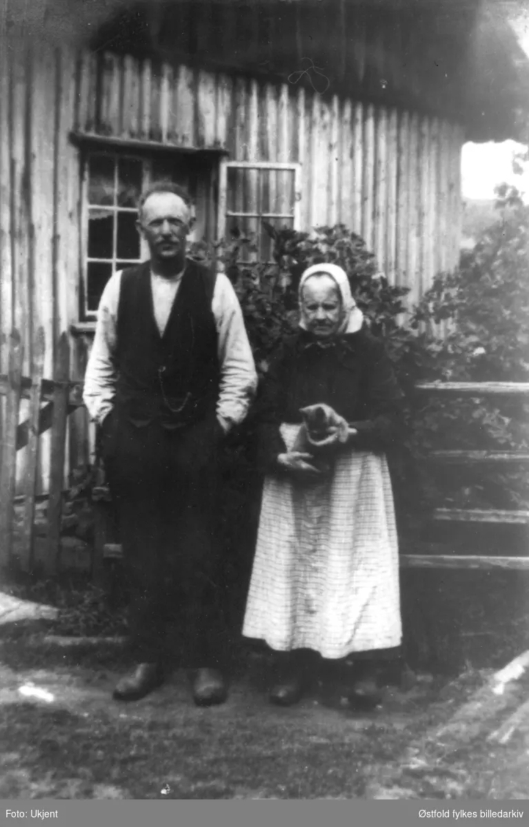 Kristian Hansen og kona på Hesthaugen husmannsplass, Berg i Halden. Husmannsplass som hørte til Lundestad gård. Farmor og farfar til eier av bildet.