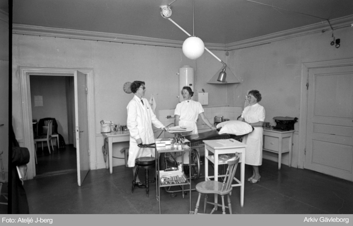 Reportage om dåliga lokaler på Gävlestads hud & könspolikliniken på Söder. Arbetarbladet, 1963.