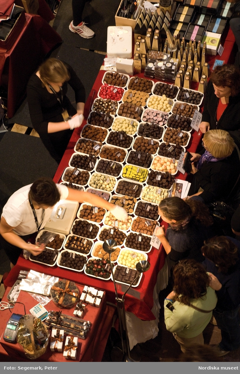 Chokladfestivalen på Nordiska museet 2009. Vinnare av utmärkelsen Årets konditor 2009 Conrad Tyrsén. Initiativtagare och arrangör Magnus Johansson.
