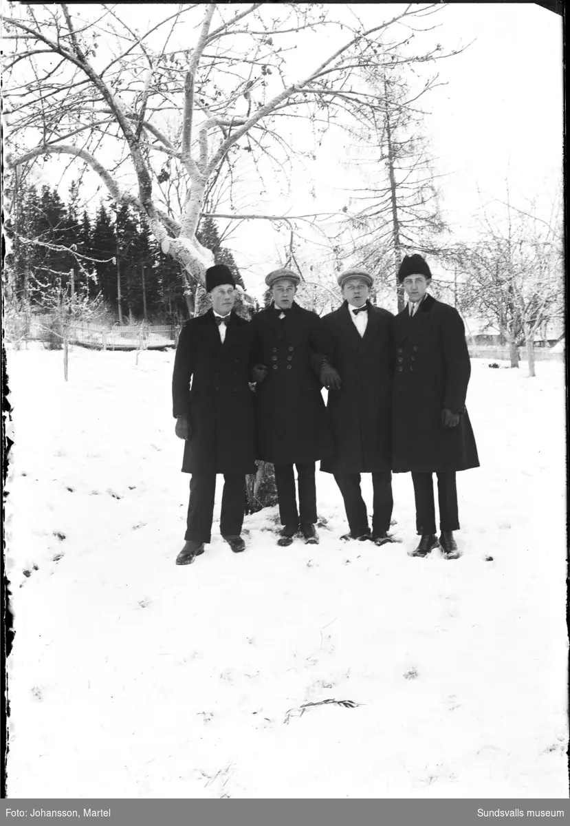 Fyra unga män i vinterkläder ute i en trädgård. Bild två och tre är singelporträtt på två av männen.
