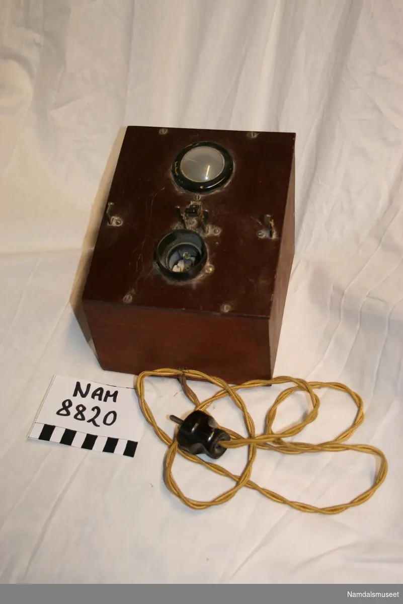 Boks påkoblet strøm brukt til å teste om lyspærer virker før de ble montert på plass