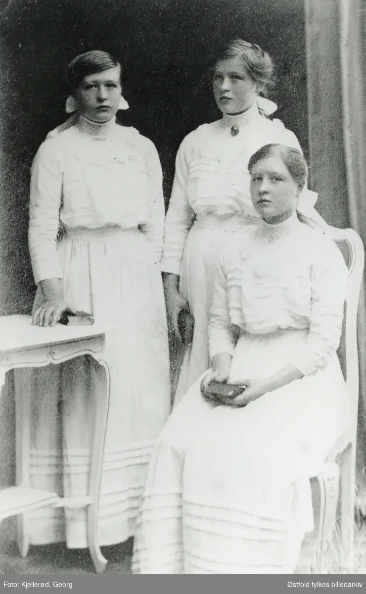 Trillingene Oline, Henriette og Karen Sofie (mor til giver) ved Holtet, Hafslund som konfirmanter, ca. 1906.