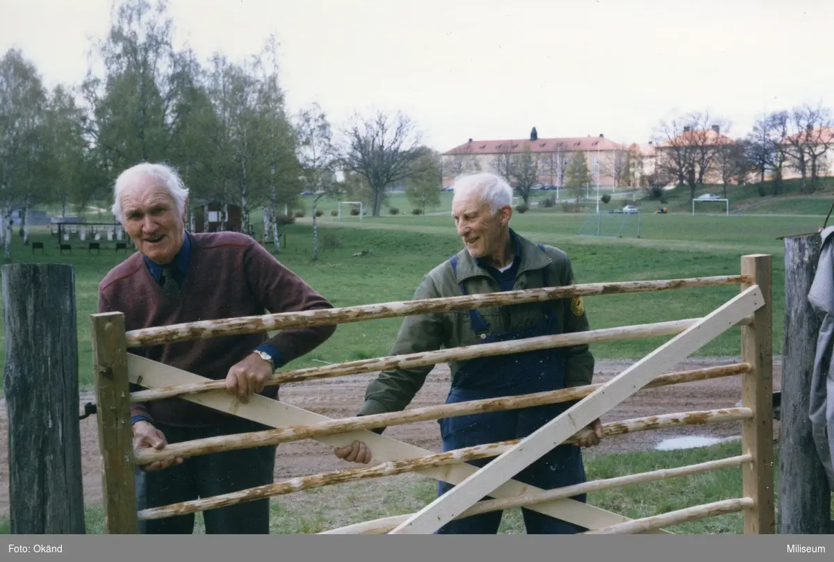 Montering av grinden. Gamla I 12 Sjöängen, Eksjö. Hjalmar Edström och Arthur Edebring.