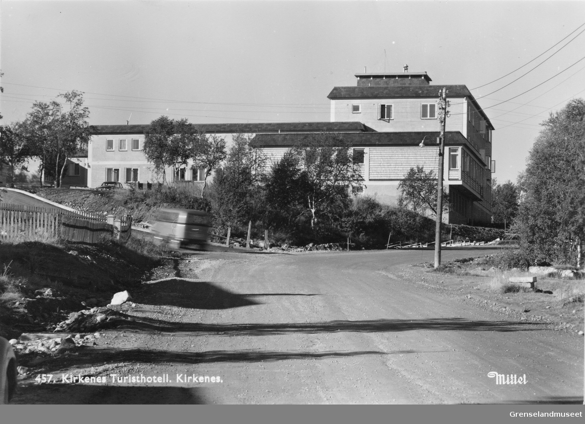 Kirkenes Turisthotell sett fra Pasvikveien. Hotellet sto ferdig i 1956. 