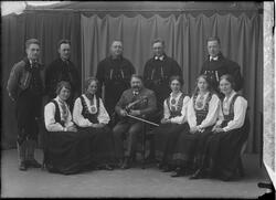 Gruppeportrett av Heddalsringen. Fem menn og fem kvinner kle