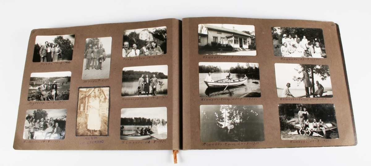 Fotoalbum, i form av häfte i brunmelerad papp med dekor av kastanjeblad. Består av 12 blad av brungrå papp. Varje sida, med 4-7 påklistrade svartvita fotografier. Fotografier tagna av givaren, under åren 1928-1932. I gott skick.