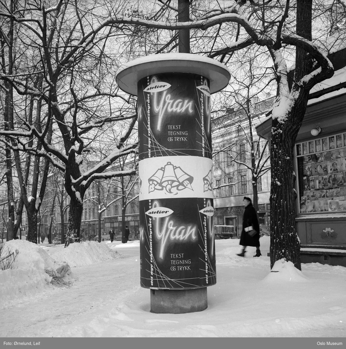 reklamesøyle, reklame for Atelier Yran, kiosk, forretningsgårder, kvinne, snø