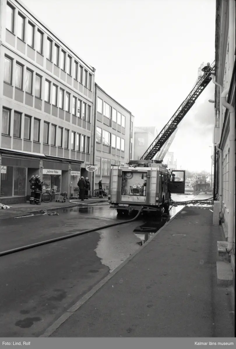 Brandsläckning på Strömgatan 10. Till vänster kvarteret Lärlingen.