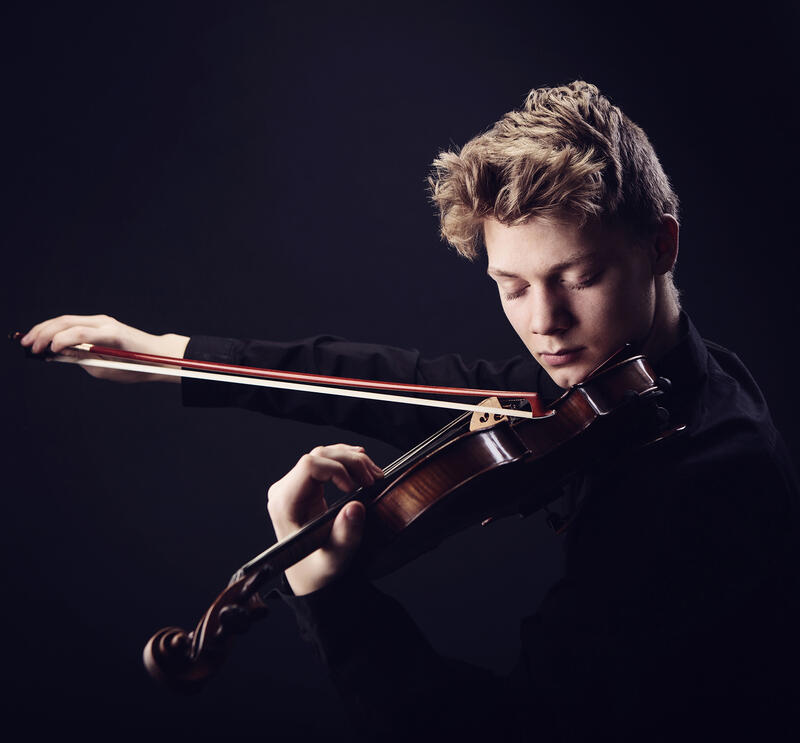 Joakim Røbergshagen vil spille fiolin på forestillingen. Han er født 2000 i Trondheim, nå bosatt i Løten.