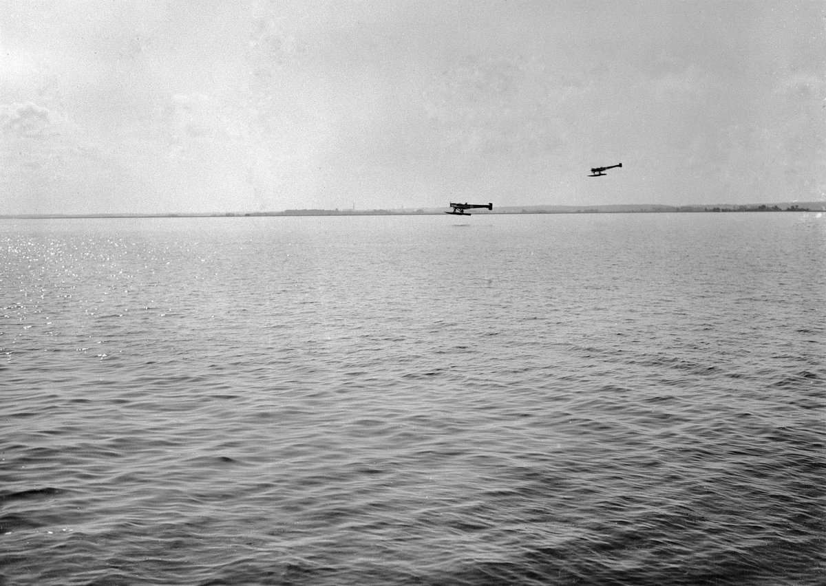 Två flygplan Hansa typ 42, Heinkel He 2 under landning på sjön Roxen ...