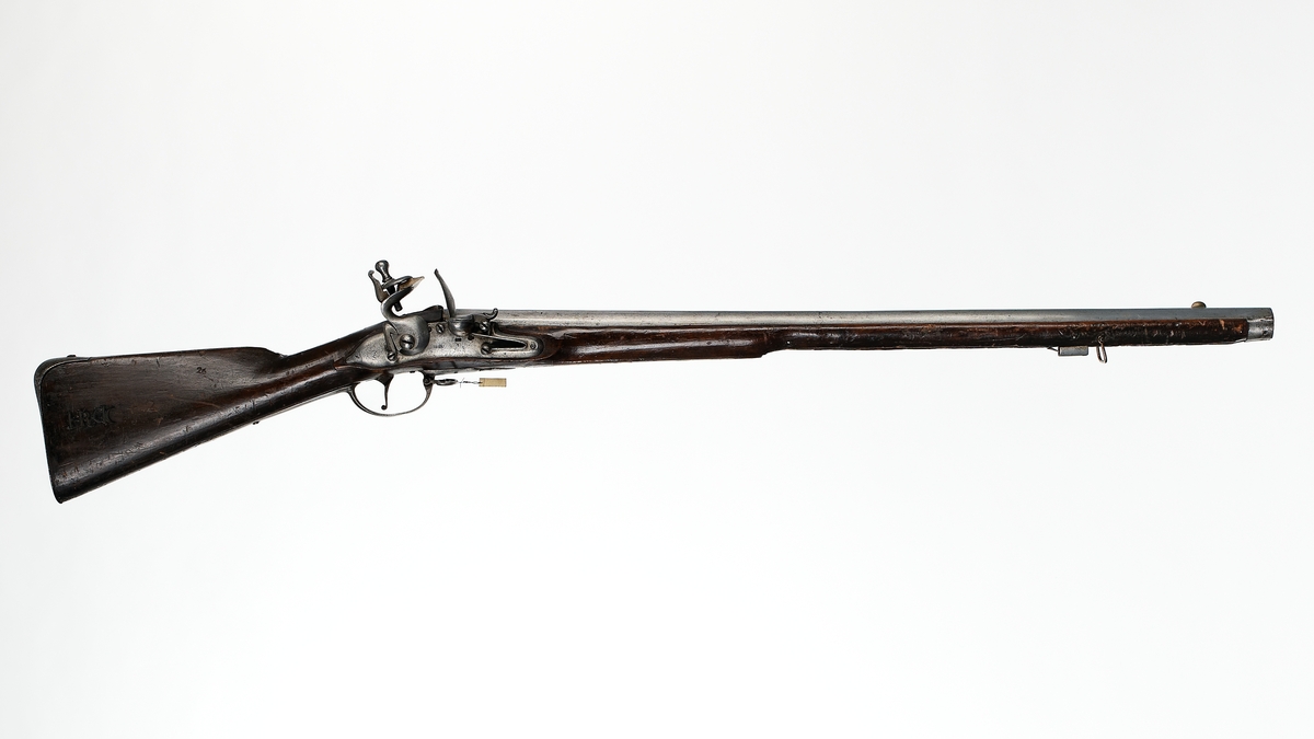 Musköt, 1725 års modell. Flintlås, slätborrad, utan bajonett. Märkt: "I.F. 93". Kolven av trä, pipa och mekanism av stål. Beslagen av metall. Pipan troligen en avkortad m/1725 (se Nr 1853).
Pipanslängd 800 mm.