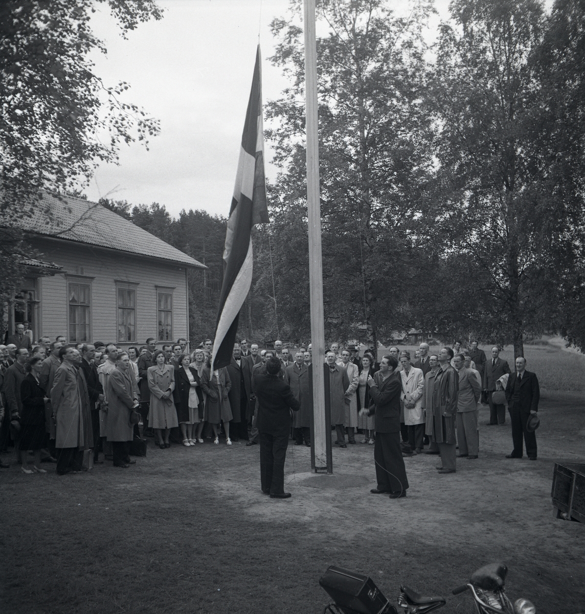 En man hissar flaggan vid IOGT-NTO:s distriktsårsmöte i Rengsjö, 1949.