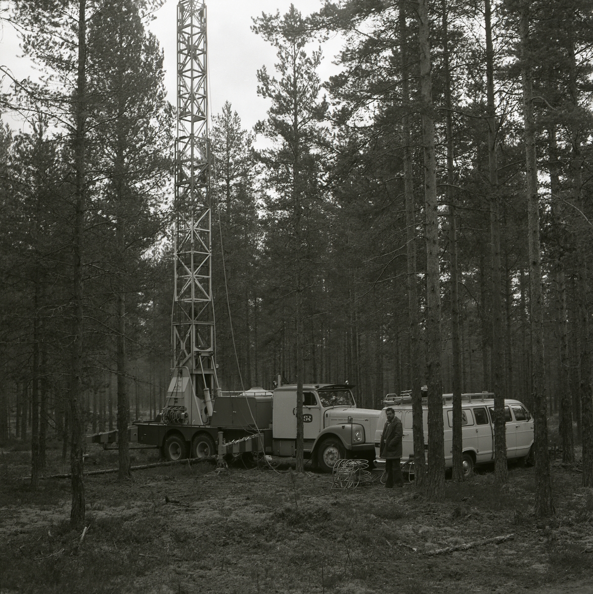 En lastbil med tv-mast står i skogen vid en orienteringstävling under hösten 1975.