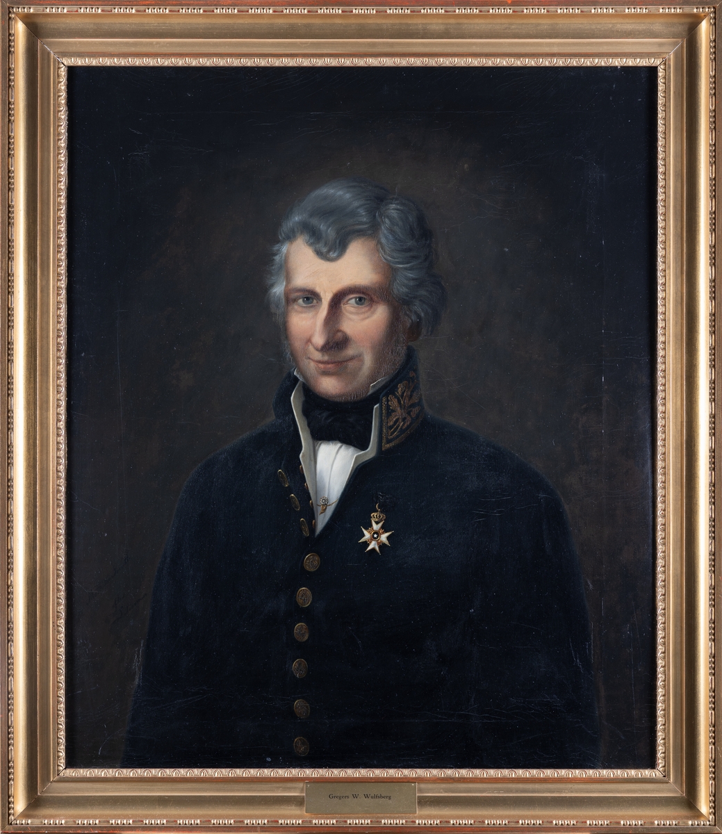 Portrett av Wulfsberg. Grått hår, mørk uniform. Amtmannsuniform etter 1815. Orden festet på brystet.
