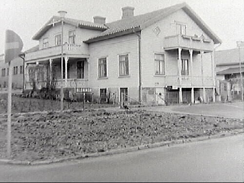 John Förstbergs bostadshus vid handelsträdgården på Södra Hamnvägen. Bild 2: Vy via byggnadens hörn mot Gerlachska stallarna i kv Trädgården och bebyggelsen däromkring vid Bäckgatan.